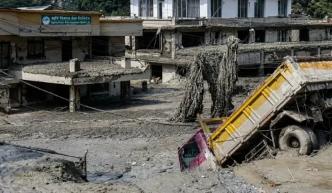 Vídeos mostram resgate dramático após enchentes que devastaram o Nepal