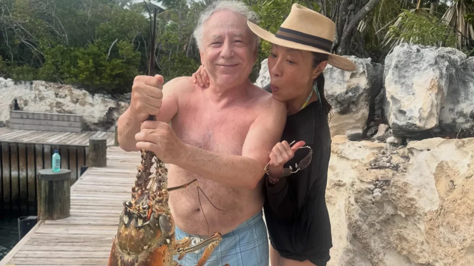 Vencedora do Oscar, Michelle Yeoh celebra seu casamento nas Bahamas antes de Blade Runner 2099