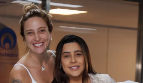 Lauana Prado namorada sai da maternidade com filho Dom nos braços