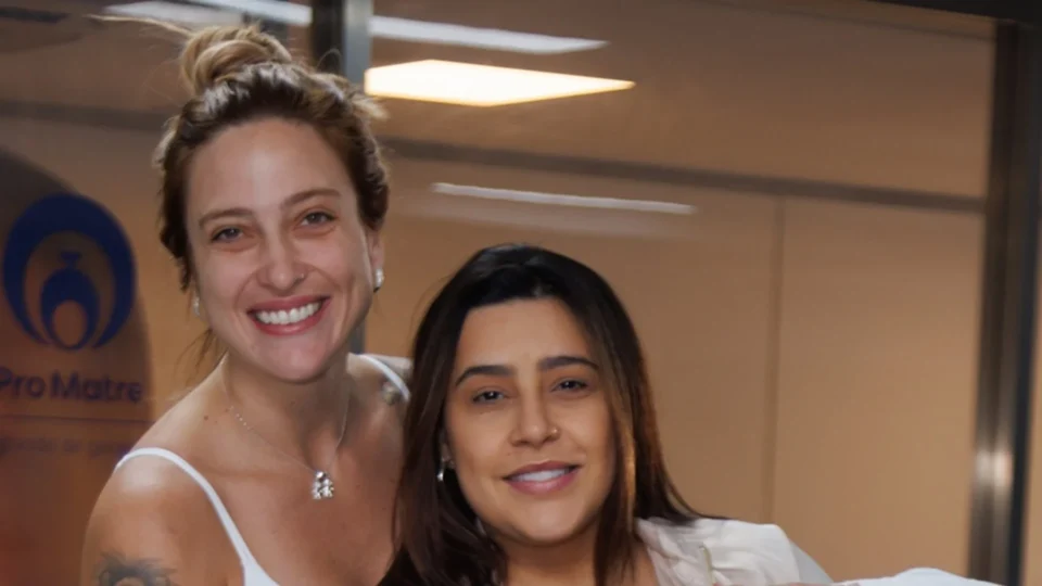 Lauana Prado namorada sai da maternidade com filho Dom nos braços
