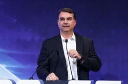 Após faltar ao debate, Flávio evita explicar caso Dark Horse e reforça ataques a Lula