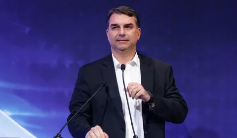 Após faltar ao debate, Flávio evita explicar caso Dark Horse e reforça ataques a Lula