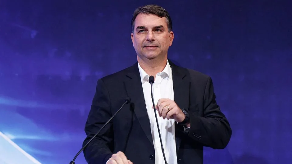 Após faltar ao debate, Flávio evita explicar caso Dark Horse e reforça ataques a Lula