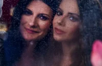 Sandy canta com Laura Pausini e quebra jejum de dois anos longe da música