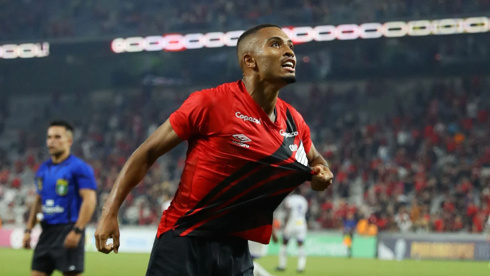 É por esse motivo que Leozinho apareceu com uma segunda braçadeira. O atacante funcionava como o interlocutor do capitão junto à arbitragem, facilitando a comunicação durante a partida.