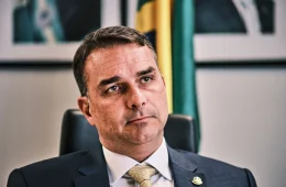 Flávio Bolsonaro promete acabar com reeleição e coloca reforma política no centro de plano de governo