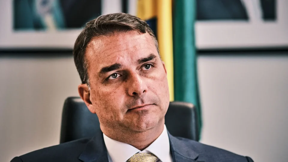 Flávio Bolsonaro promete acabar com reeleição e coloca reforma política no centro de plano de governo