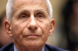 Fauci usa direito de silêncio e esquiva Senado na crise da Covid