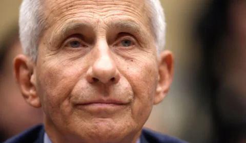 Fauci usa direito de silêncio e esquiva Senado na crise da Covid