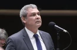 Guerra de narrativas: Lindbergh busca interlocução com o PL após acusar vice de Flávio Bolsonaro de estupro
