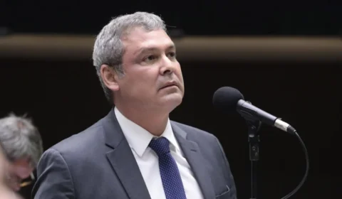 Guerra de narrativas: Lindbergh busca interlocução com o PL após acusar vice de Flávio Bolsonaro de estupro