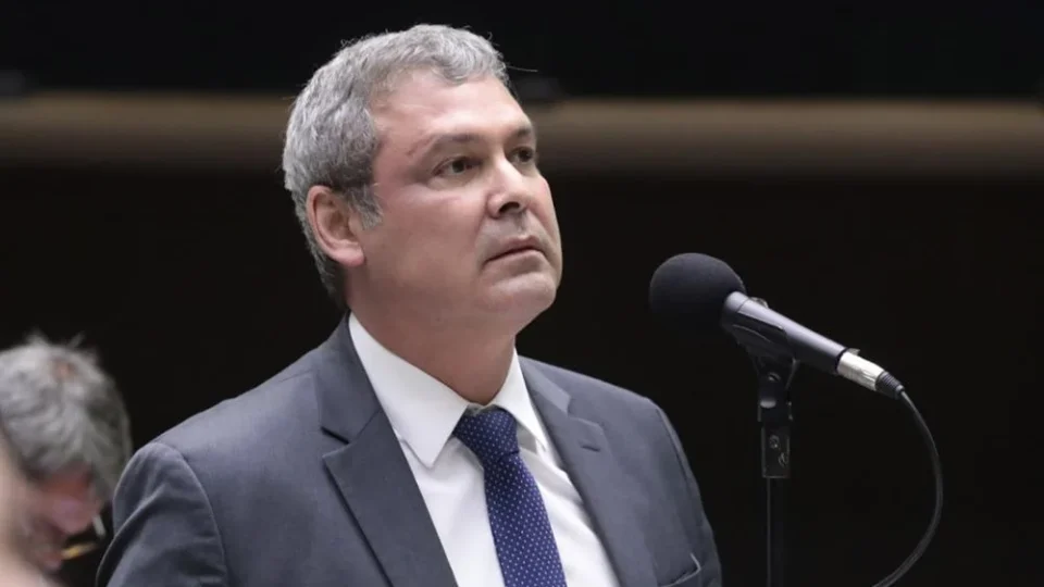 Guerra de narrativas: Lindbergh busca interlocução com o PL após acusar vice de Flávio Bolsonaro de estupro
