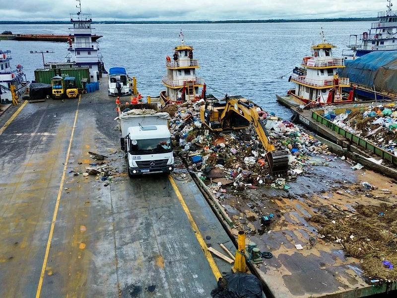 Imagens feitas no local mostram uma grande quantidade de resíduos acumulados no igarapé, dificultando a passagem da água. Segundo os moradores, o problema piora durante os períodos de chuva, quando a força da correnteza transporta lixo, pedras e outros materiais e acaba contribuindo para novos pontos de alagamento.