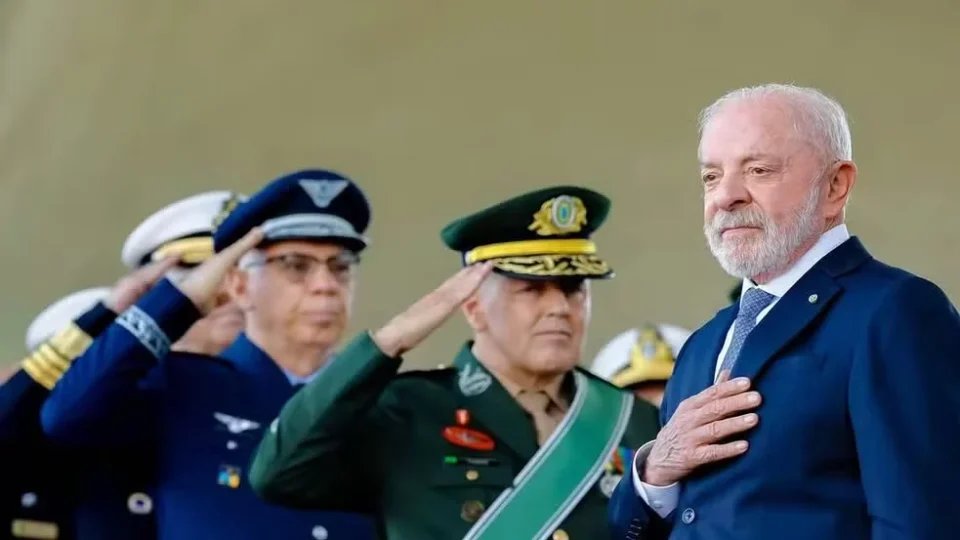 Lula evita perguntas sobre Lulinha após evento do Dia do Soldado