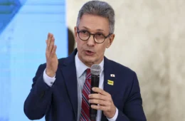 Zema vai à feira em SP e aponta juros e gastos públicos como causas da alta dos alimentos