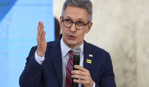 Zema vai à feira em SP e aponta juros e gastos públicos como causas da alta dos alimentos