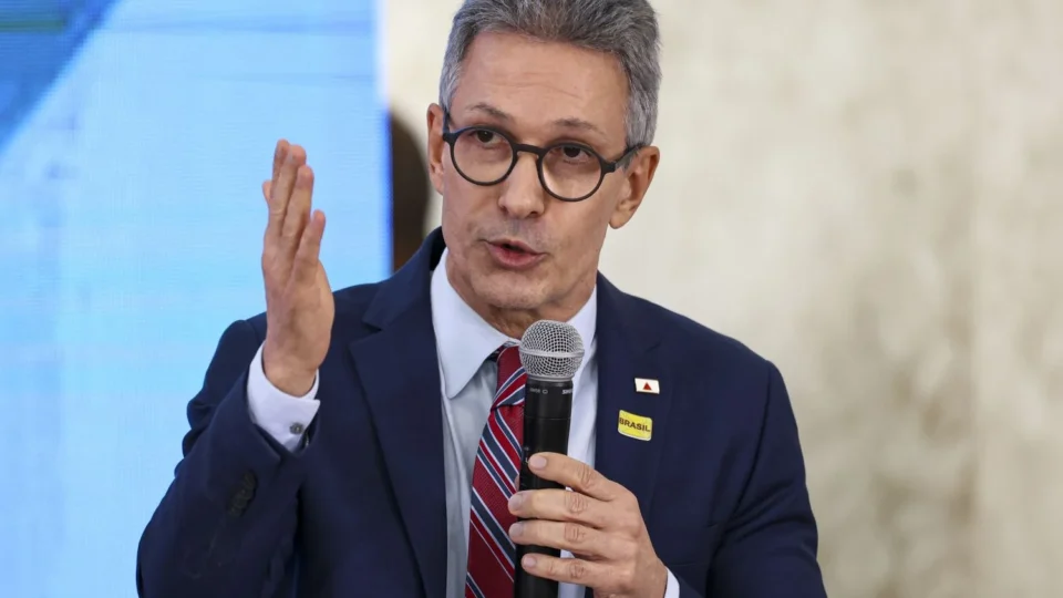 Zema vai à feira em SP e aponta juros e gastos públicos como causas da alta dos alimentos