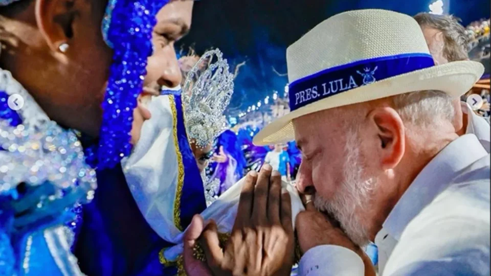 Samba com dinheiro público? TSE aceita ação contra Lula por causa de desfile eleitoreiro na Sapucaí