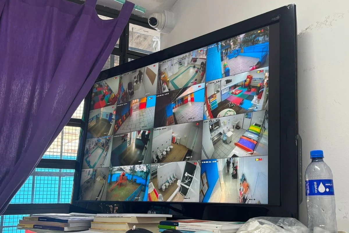 Uma escola de São Paulo foi denunciada após a descoberta de câmeras instaladas dentro de um banheiro infantil. Os equipamentos foram encontrados por uma mãe e estariam direcionados para áreas com chuveiros e pias utilizadas por crianças de até 4 anos.