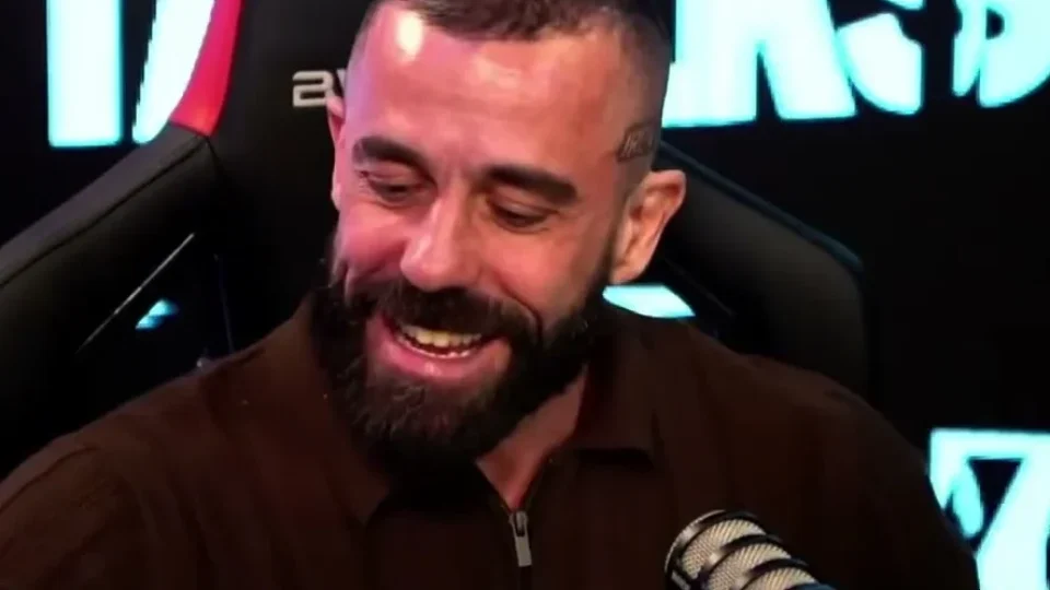 Advogado de Bolsonaro abandona podcast após discussão e acusa apresentador: “Você é Lula”