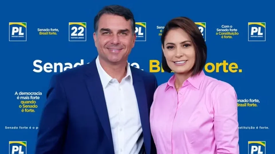 Michelle e Flávio Bolsonaro reaparecem juntos em vídeo após crise e tentam mostrar unidade para a campanha