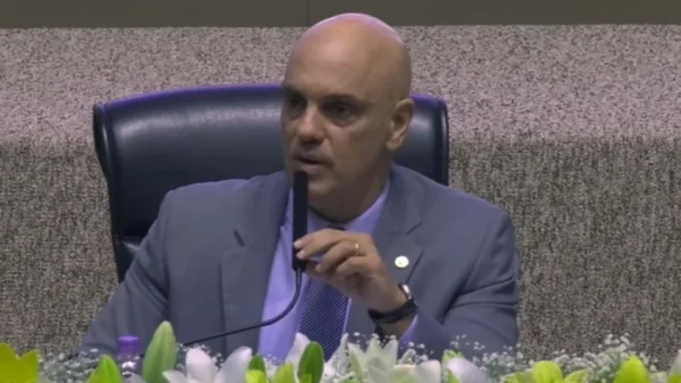 Moraes diz que modelo eleitoral do Brasil “faliu” e critica políticos que preferem fazer lives