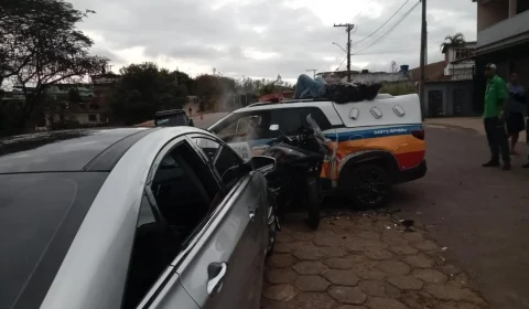 ‘Strike’ na blitz: carro bate em moto e viatura da PM e deixa dois feridos em Minas