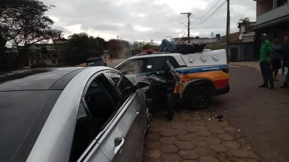 ‘Strike’ na blitz: carro bate em moto e viatura da PM e deixa dois feridos em Minas