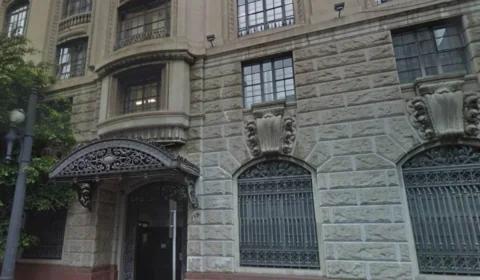 Homem que perseguia mulher é condenado após ignorar medidas da Justiça e voltar ao trabalho da vítima