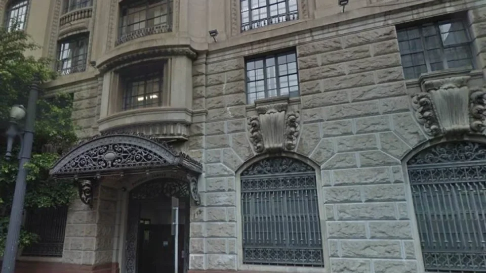 Homem que perseguia mulher é condenado após ignorar medidas da Justiça e voltar ao trabalho da vítima