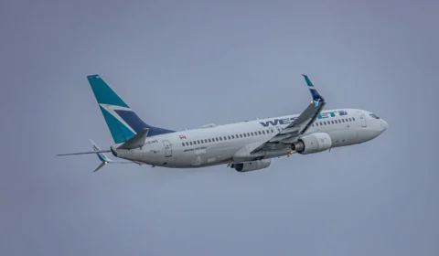 Greve de comissários leva companhia aérea canadense a cancelar mais de 600 voos