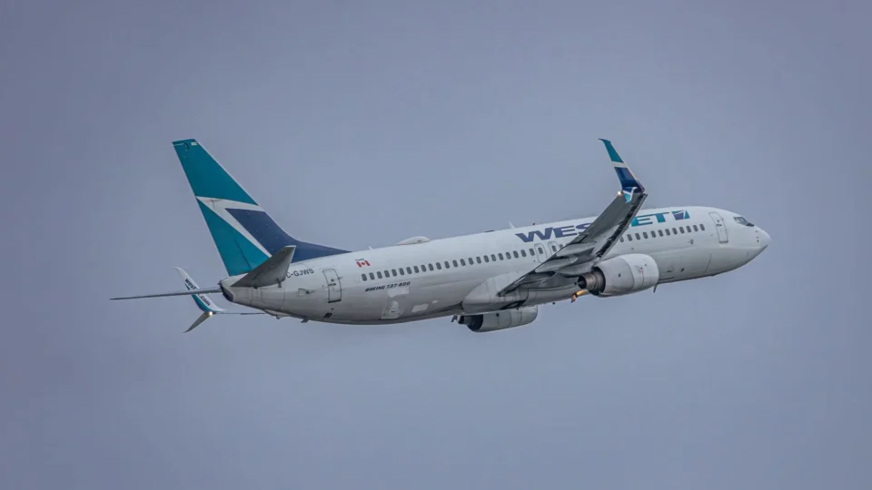 Greve de comissários leva companhia aérea canadense a cancelar mais de 600 voos