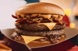 McDonald’s lança Brabo SmokeHouse, novo sanduíche com bacon e molho defumado