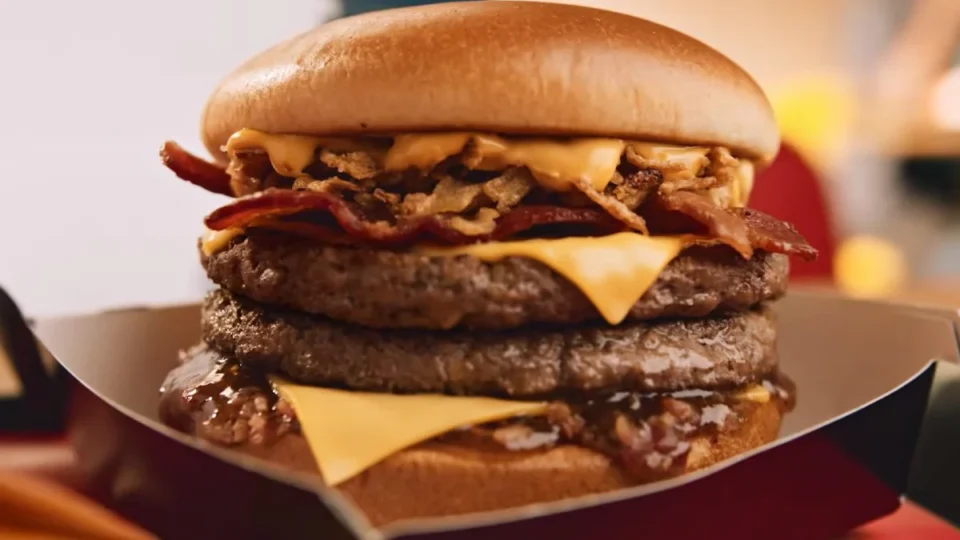 McDonald’s lança Brabo SmokeHouse, novo sanduíche com bacon e molho defumado
