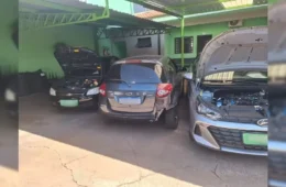 Carro invade loja após batida e termina ‘estacionado’ em vaga em Bauru