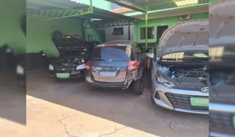 Carro invade loja após batida e termina ‘estacionado’ em vaga em Bauru