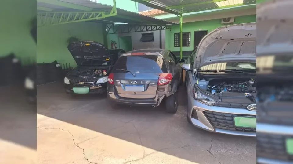 Carro invade loja após batida e termina ‘estacionado’ em vaga em Bauru
