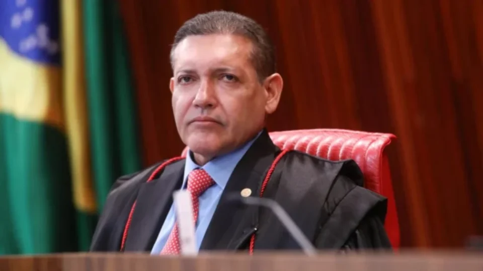 TSE dá 24 horas para governo apagar posts que exaltam Lula em canais oficiais