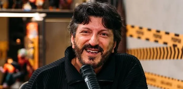 Lito Sousa, 59 anos, é piloto, mecânico de aviões e influenciador digital que se tornou referência em aviação ao transformar 36 anos de experiência em conteúdo didático no YouTube e Instagram. Ele trabalhou em empresas como Varig, Transbrasil e United Airlines e hoje dirige cursos e palestras voltados à segurança de voo.