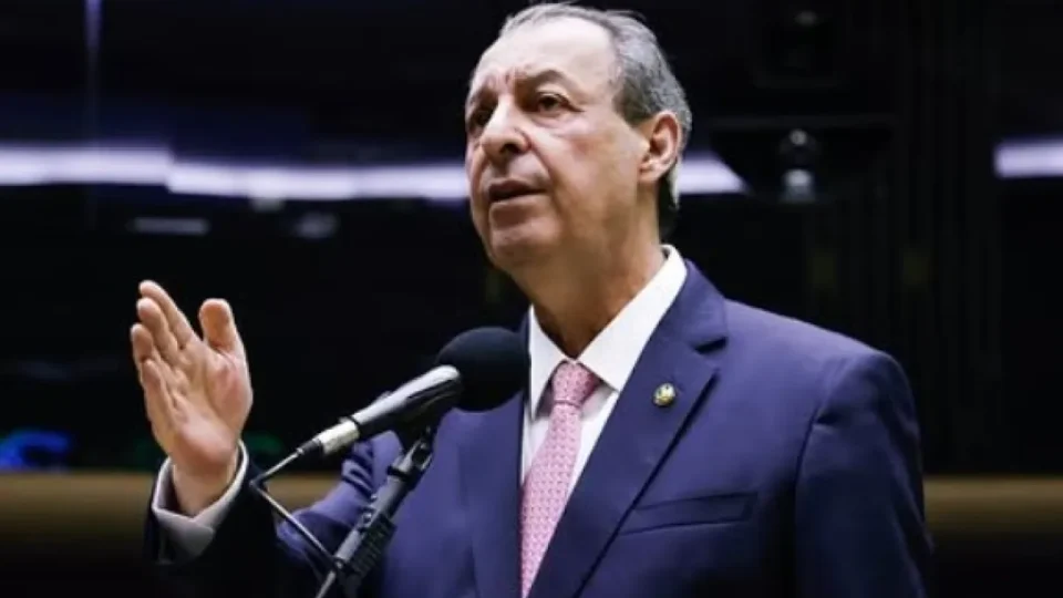 Omar apresenta relatório pelo fim da escala 6×1 e reduz a jornada semanal dos trabalhadores sem redução salarial