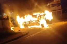 Ônibus é incendiado por criminosos na Taquara, no Rio