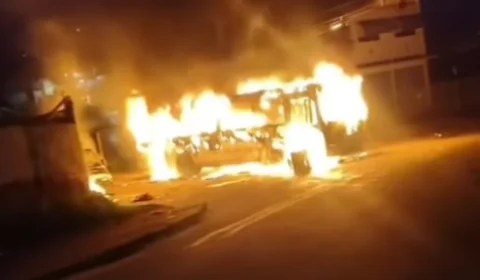 Ônibus é incendiado por criminosos na Taquara, no Rio
