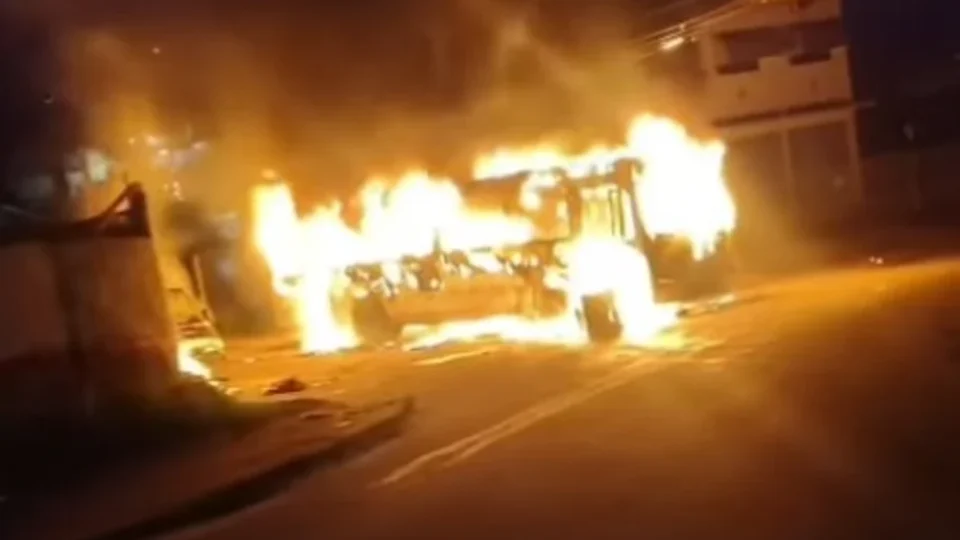 Ônibus é incendiado por criminosos na Taquara, no Rio