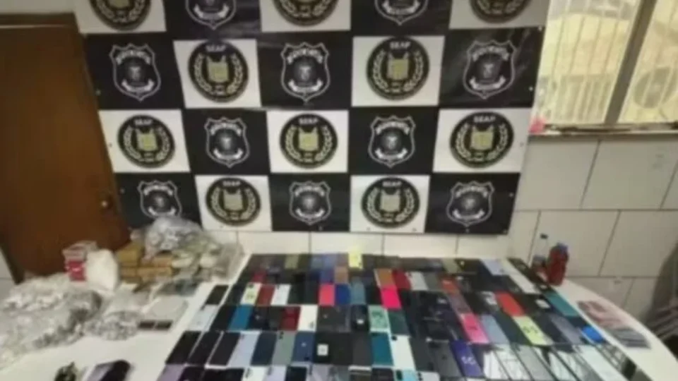 Policial penal é preso suspeito de esquema que levava drogas e celulares para presídios do RJ