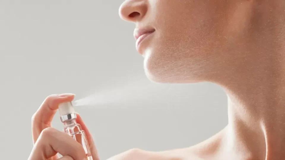 Borrifar perfume no pescoço faz mal à saúde?