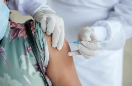 Novo exame no SUS e vacinas mudam combate ao câncer de intestino