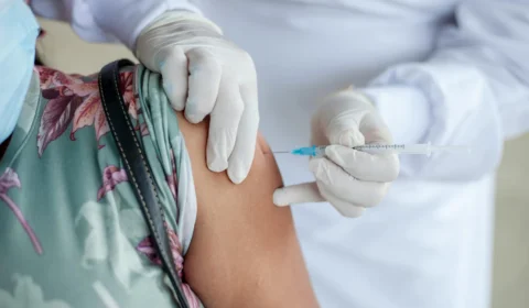 Novo exame no SUS e vacinas mudam combate ao câncer de intestino