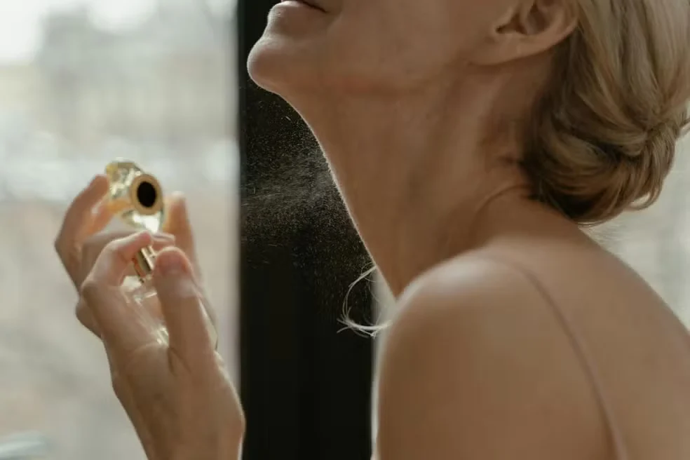 perfume – cosmético precisa ter data de validade e pode causar problemas de saúde caso esteja vencido — Foto: Ron Lach/Pexels