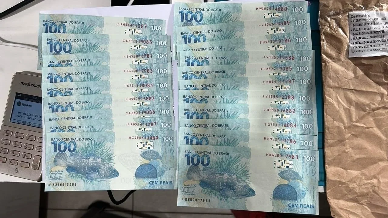 Notas falsas de R$ 100 foram apreendidas pela Polícia Federal durante operação em São João del-Rei; ao todo, foram encontrados cerca de R$ 8 mil em cédulas falsificadas.