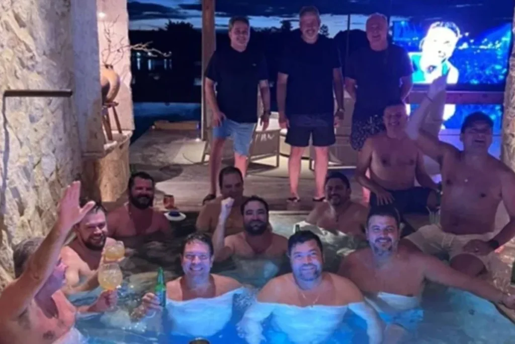 Foto em piscina expõe redes políticas de Angelo Coronel